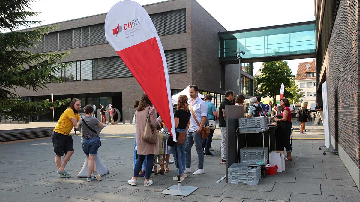 Ein größere Gruppe an Besuchern steht am Stand des Forschungsprojektes Weinnova der DHBW Heilbronn. Hier werden alkoholfreie Weine zur Verkostung ausgeschenkt.