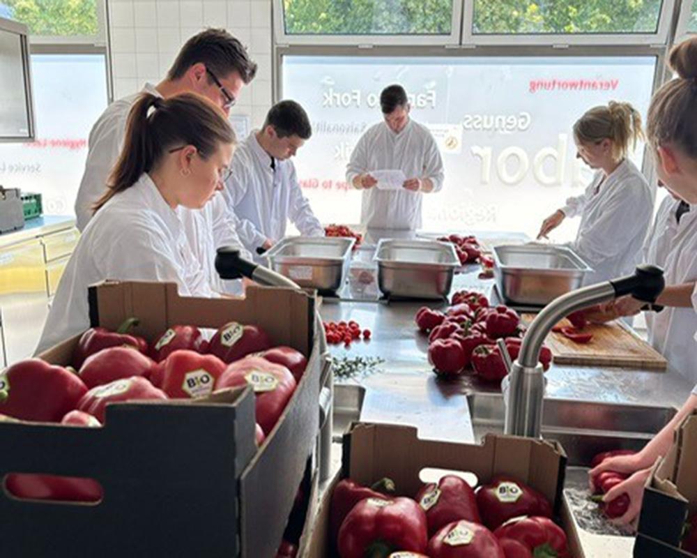 Schnippeln, reiben, kochen, dämpfen - Vorbereitung für 700 Portionen im DHBW-Sensoricum. 