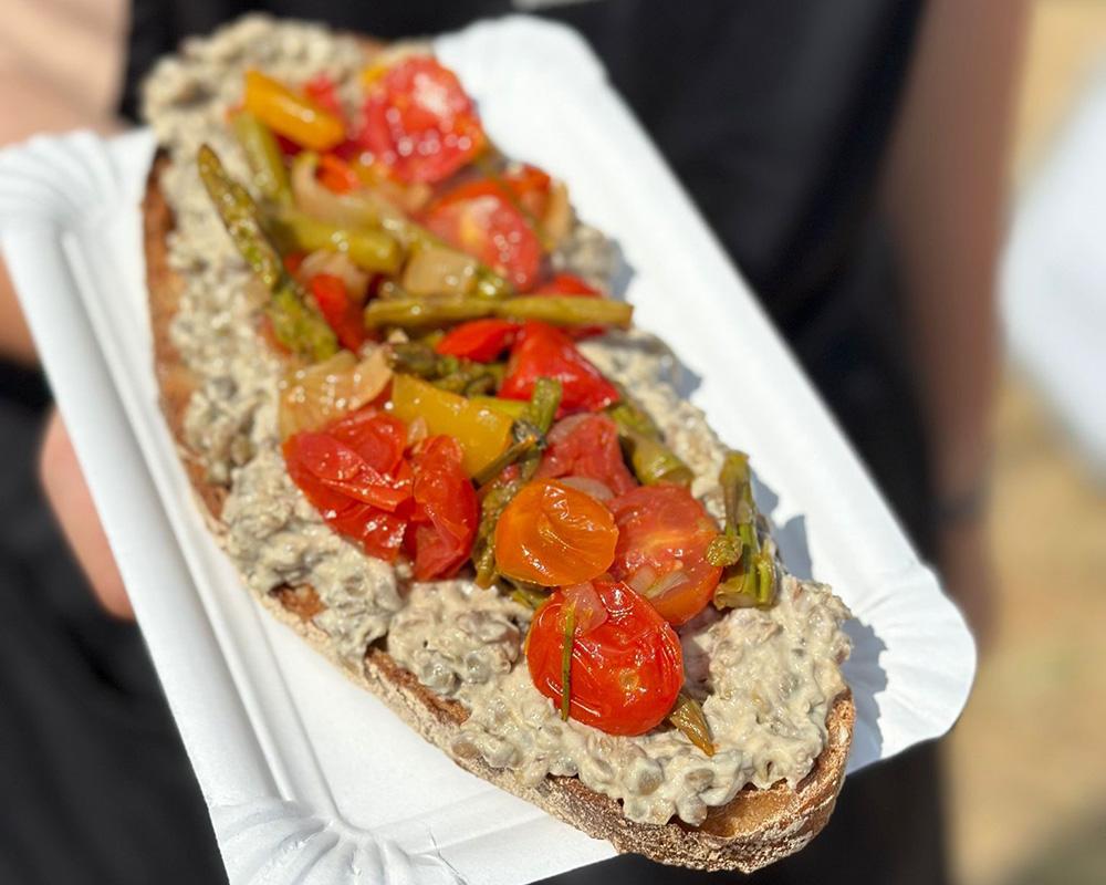 Bio-Stulle mediterran, Bio-Stulle orientalisch, Rüblikuchen - so sieht gesundes Streetfood aus. 