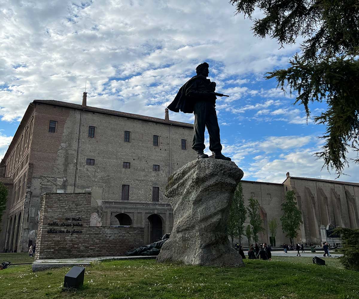 In Parma: Monumento al Partigiano vor dem Palazzo della Pilotta 