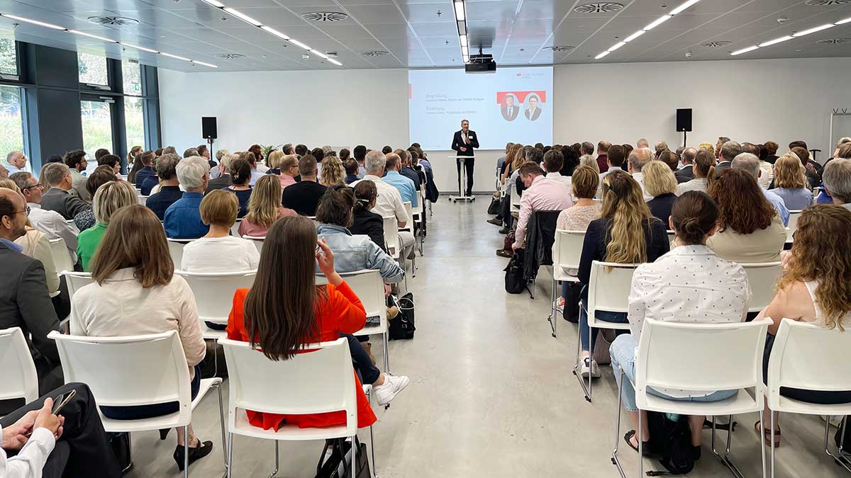 Prof. Dr. Joachim Weber, Rektor der DHBW Stuttgart, begrüßt die Teilnehmenden beim DHBW Forschungstag 2023