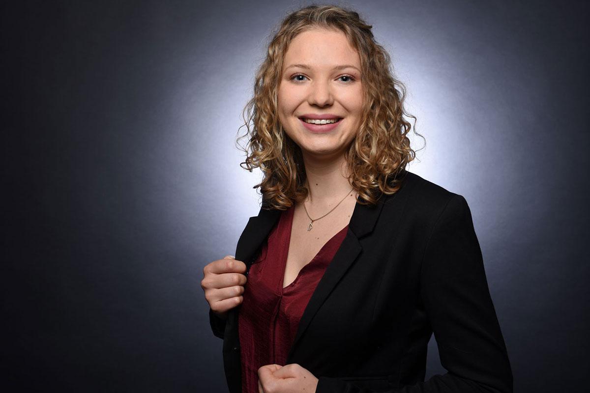 Der Goldene Zuckerhut 2023 ging an Rebekka Deuringer, Alumna im Studiengang BWL-Food Management. Der Goldene Zuckerhut 2023 ging an Rebekka Deuringer, Alumna im Studiengang BWL-Food Management.