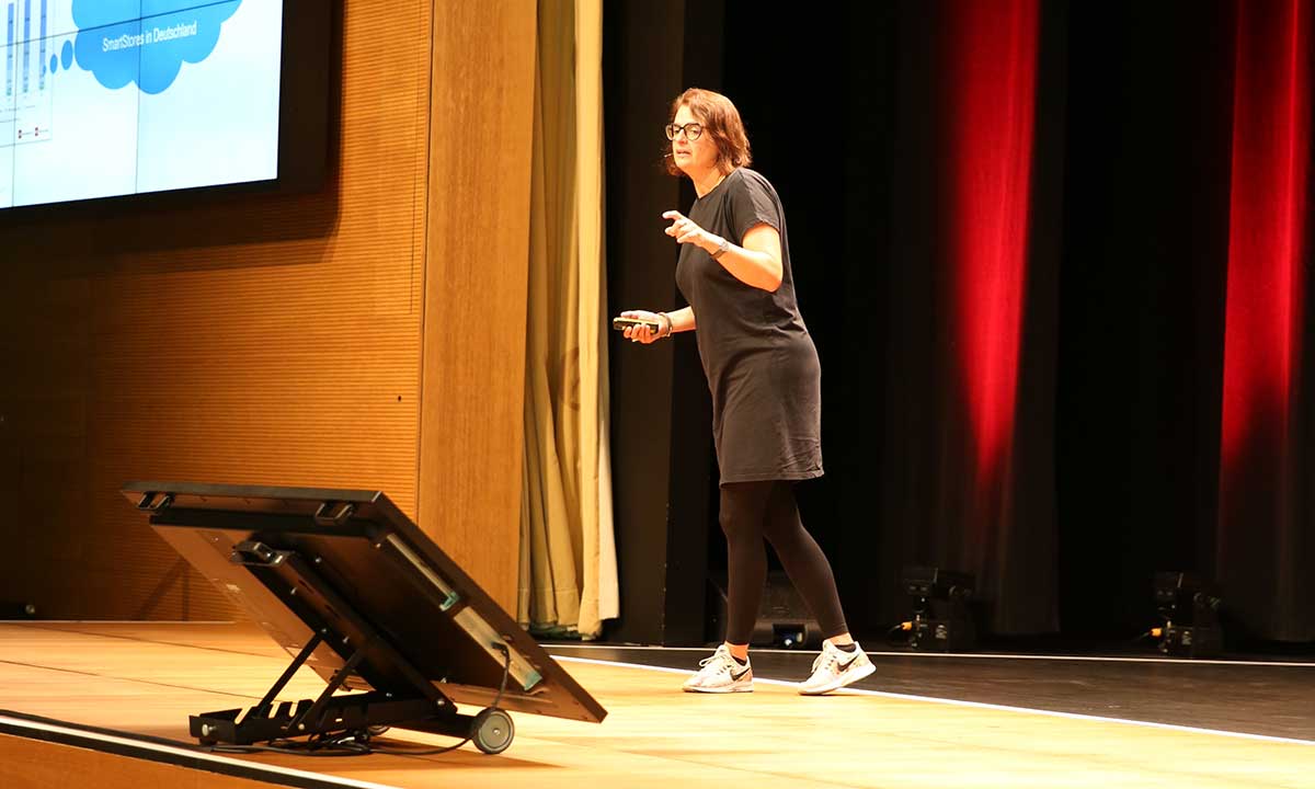 Dr. Claudia Armbrüster spricht bei den Retail Innovation Days auf der Bühne