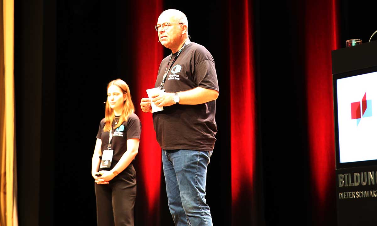 Prof. Dr. Stephan Rüschen und Julia Schumacher von der DHBW Heilbronn eröffnen die Retail Innovation Days auf der Bühne