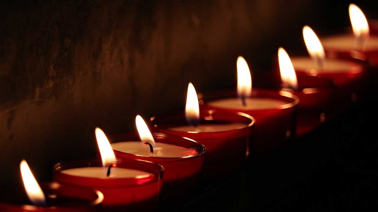 Kerzen vor schwarzem Hintergrund 