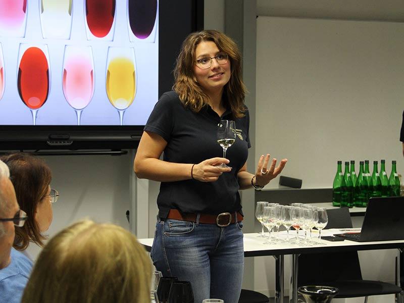 Weinsensorik Württembergische Weinkönigin und Studentin Tamara Elbl stellt die Aromen verschiedener Weine vor bei einer Weinverkostung