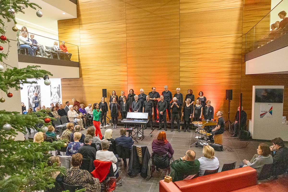 Der Erlenbacher Chor "Open Doors" gestaltete das traditionelle Adventskonzert an der DHBW Heilbronn. Alle Reihen waren bis auf den letzten Platz gefüllt. 