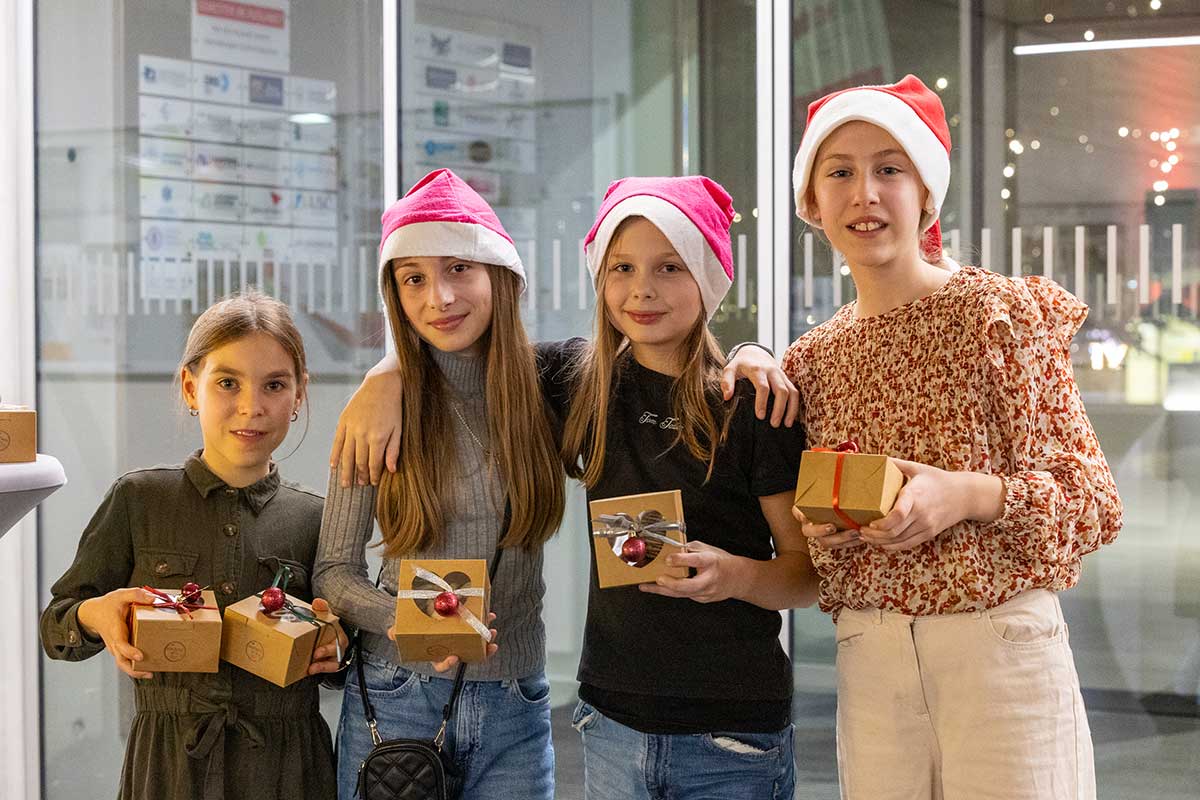 Ein Mix aus Gebäck und Kuchen präsentierten die vier Mädchen der Klasse 5b. 