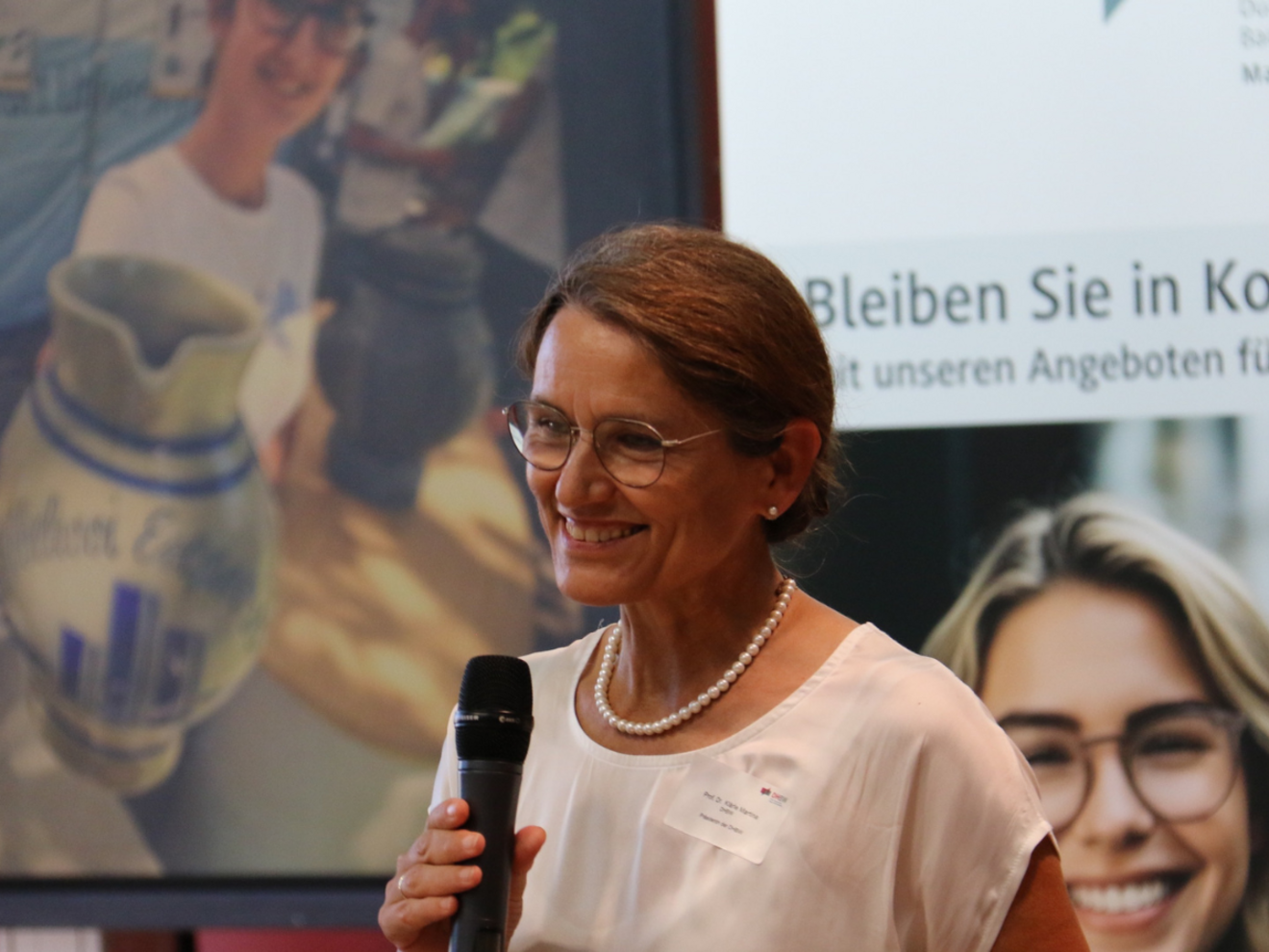 DHBW-Präsidentin Prof. Dr. Martina Klärle begrüßt die Alumni in Mannheim. 