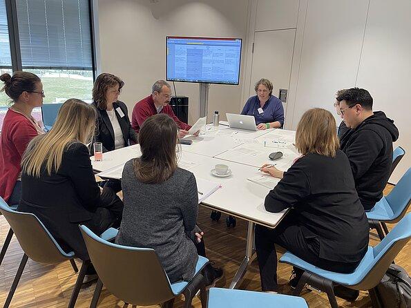 Gruppenarbeit beim Nachhaltigkeitsworkshop der DHBW in der Klimaarena Sinsheim