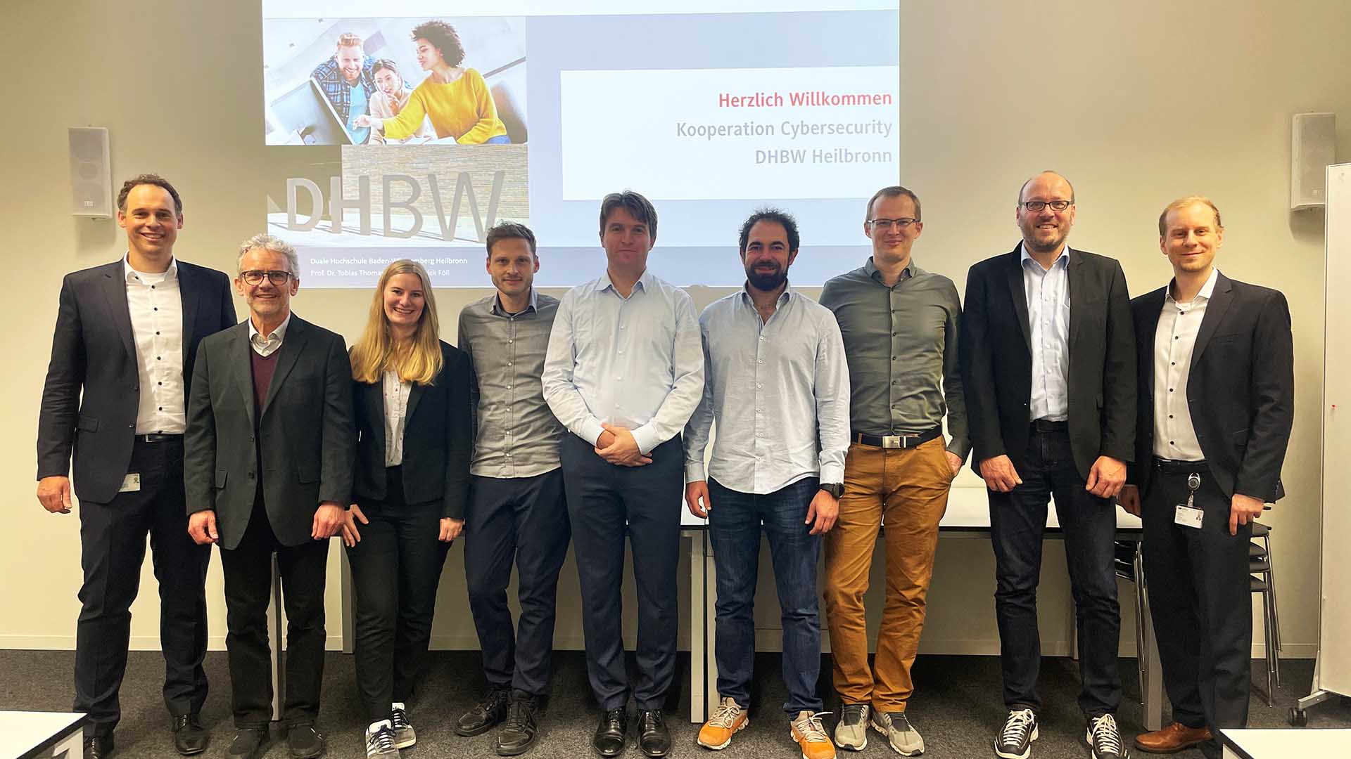 Gruppenfoto: Vertreterinnen und Vertreter der Kooperationspartner Cybersecurity während ihres Besuchs an der DHBW Heilbronn