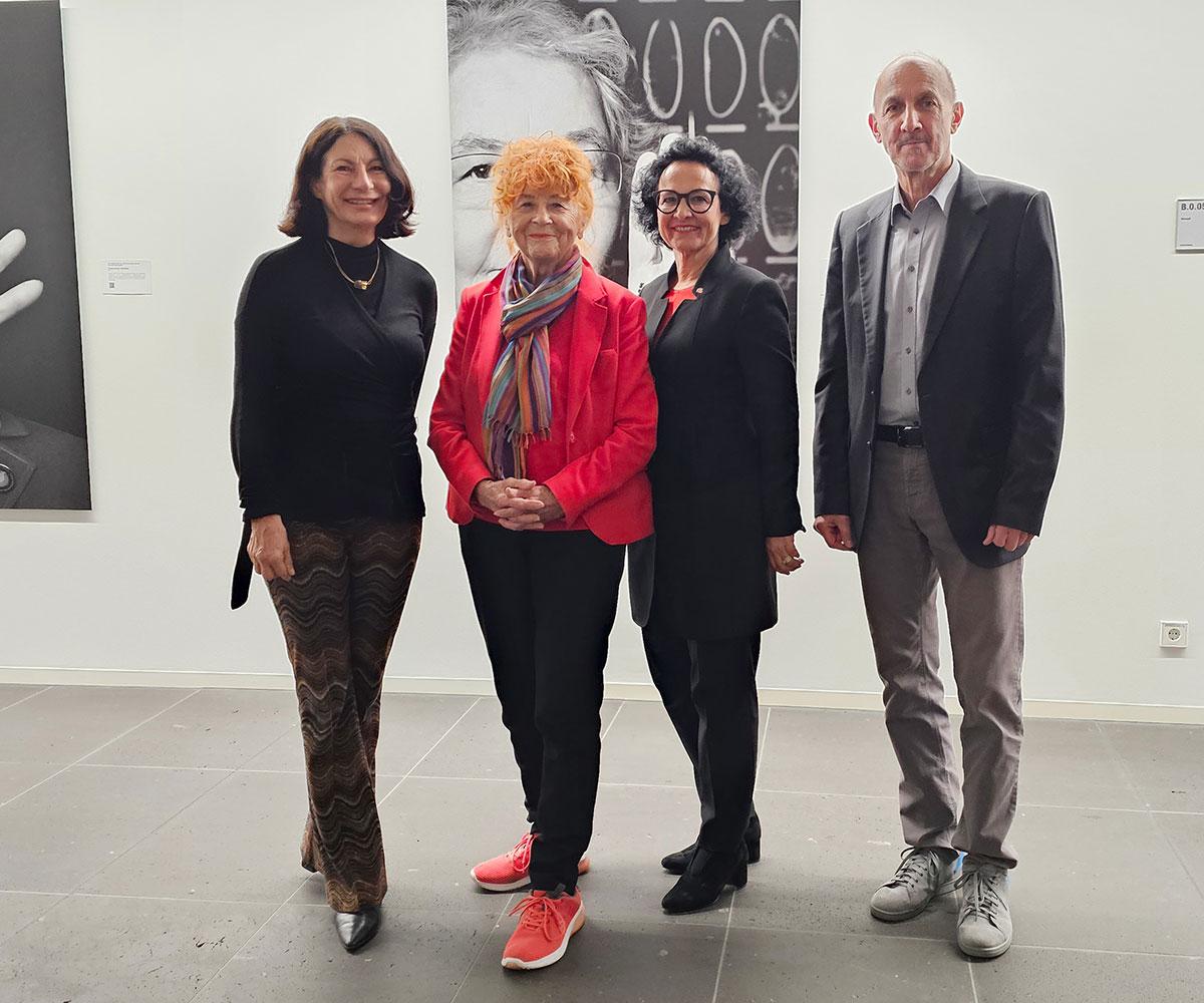 Vier Personen stehen vor dem großformatigen Schwarz-Weiß Portrait der Nobelpreisträgerin Christiane Nüsslein-Vollhardt: Von links nach rechts Rektorin der DHBW Heilbronn Prof. Dr. Nicole Graf, Fotografin Herlinde Koelbl, Geschäftsführerin der experimenta gGmbH Prof. Dr. Bärbel Renner und ehemaliger Leiter der experimenta Dr. Wolfgang Hansch 