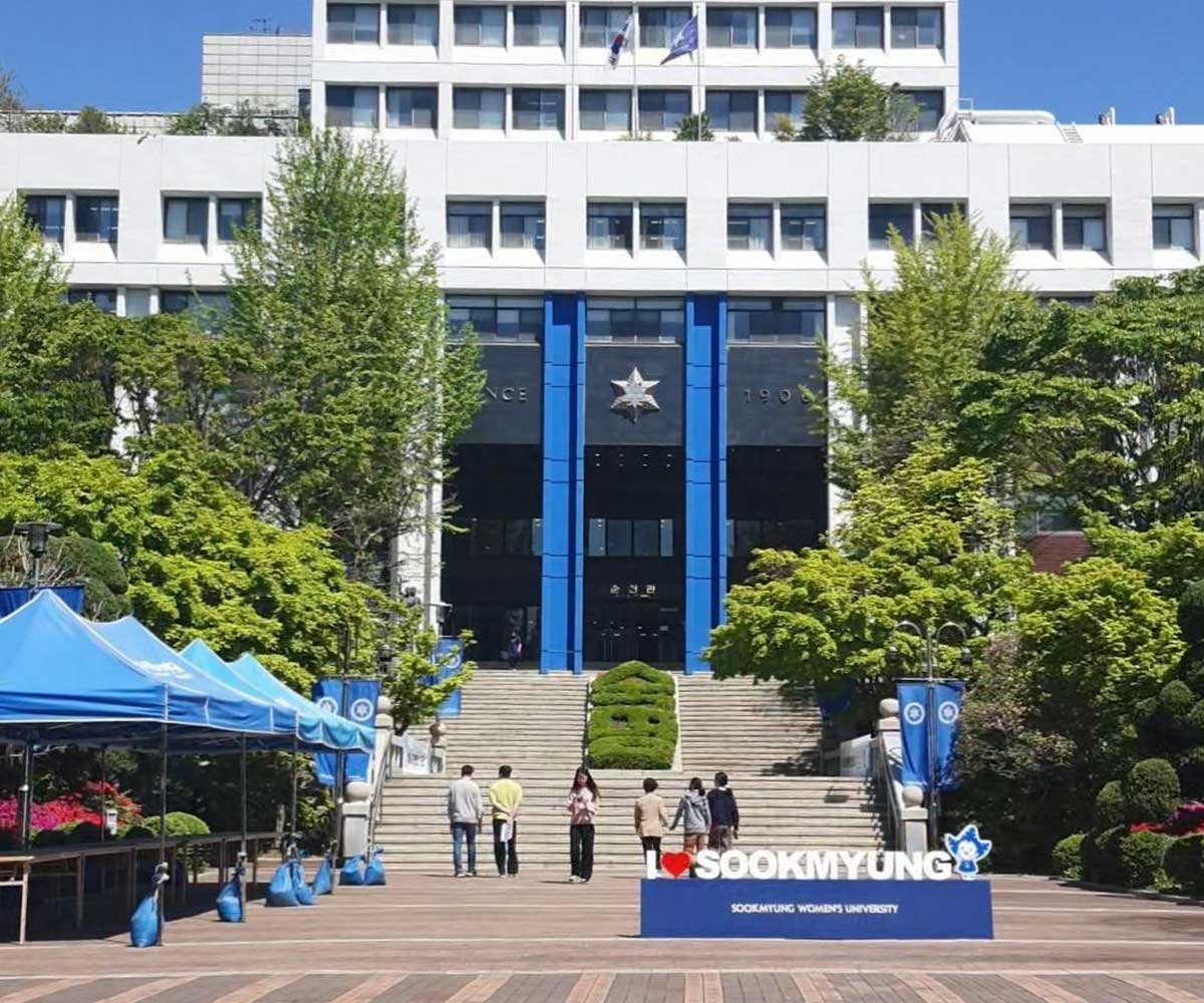 Vor der Sookmyung Universität. 