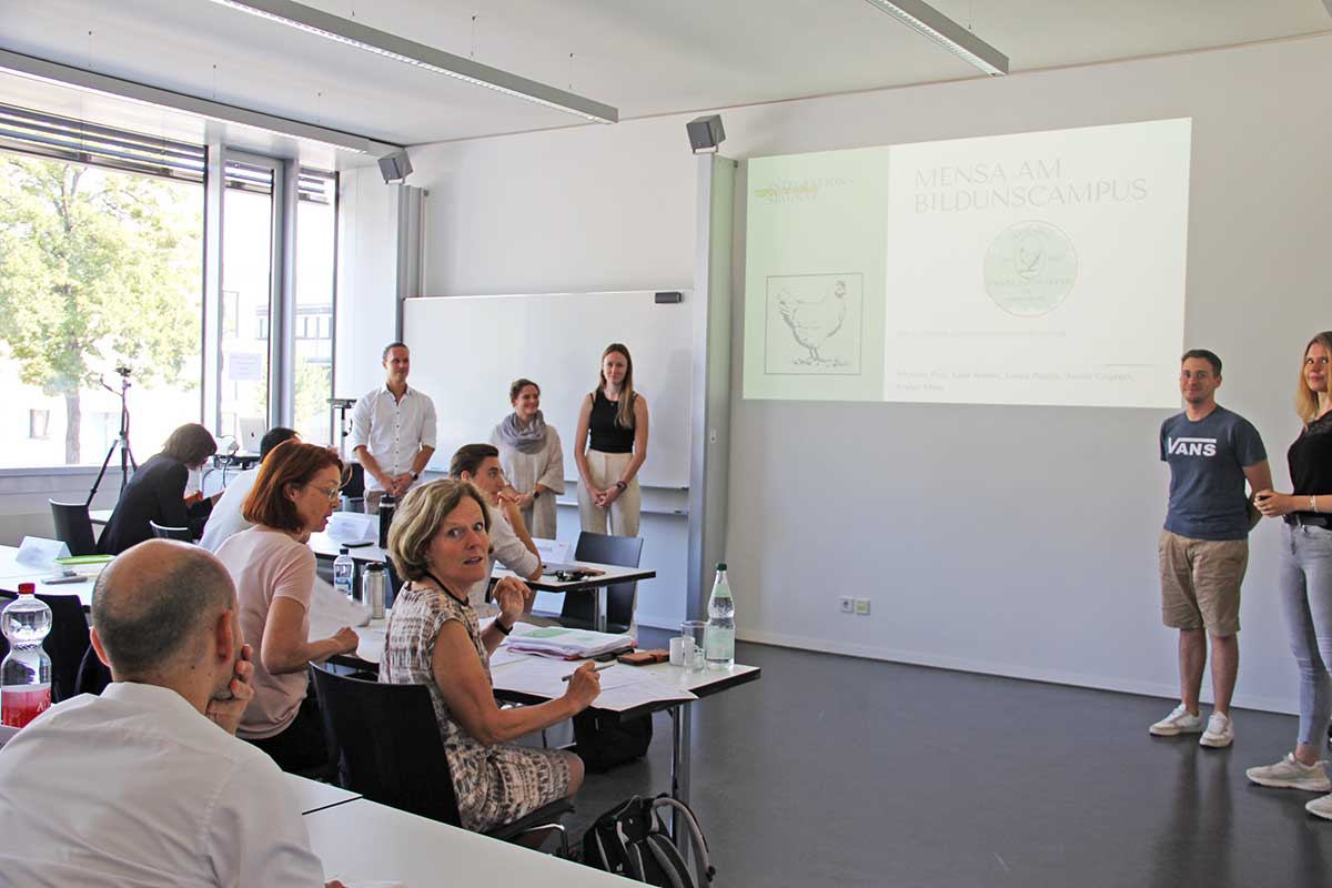 Projekt Wertschöpfungskette Zweiwerthuhn: Studierendengruppe bei der Präsentation der Ergebnisse, Foto: DHBW HN