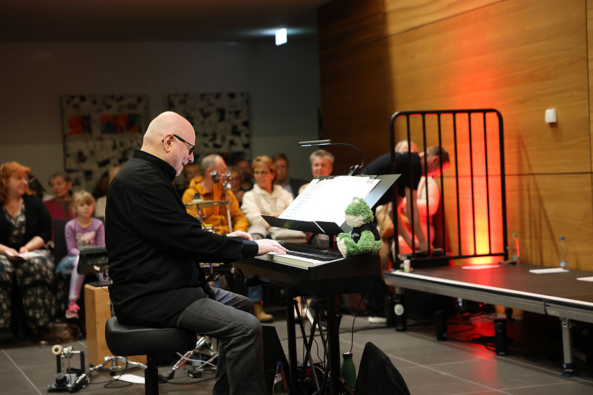 Chorleiter Uli Dachtler unterhielt das Publikum nicht nur mit Weihnachtsliedern, sondern auch mit vielen Geschichten zur Entstehung der Songs. 