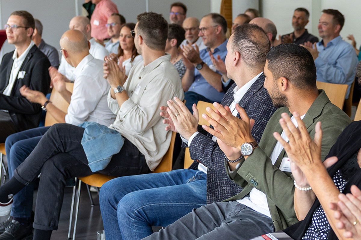 Applaus für zehn Jahre Lehre, die schnellste Korrektur, die unterhaltsamste Vorlesung und die beste Betreuung von Bachelorarbeiten. Wir danken unseren Dozenten und Dozentinnen!