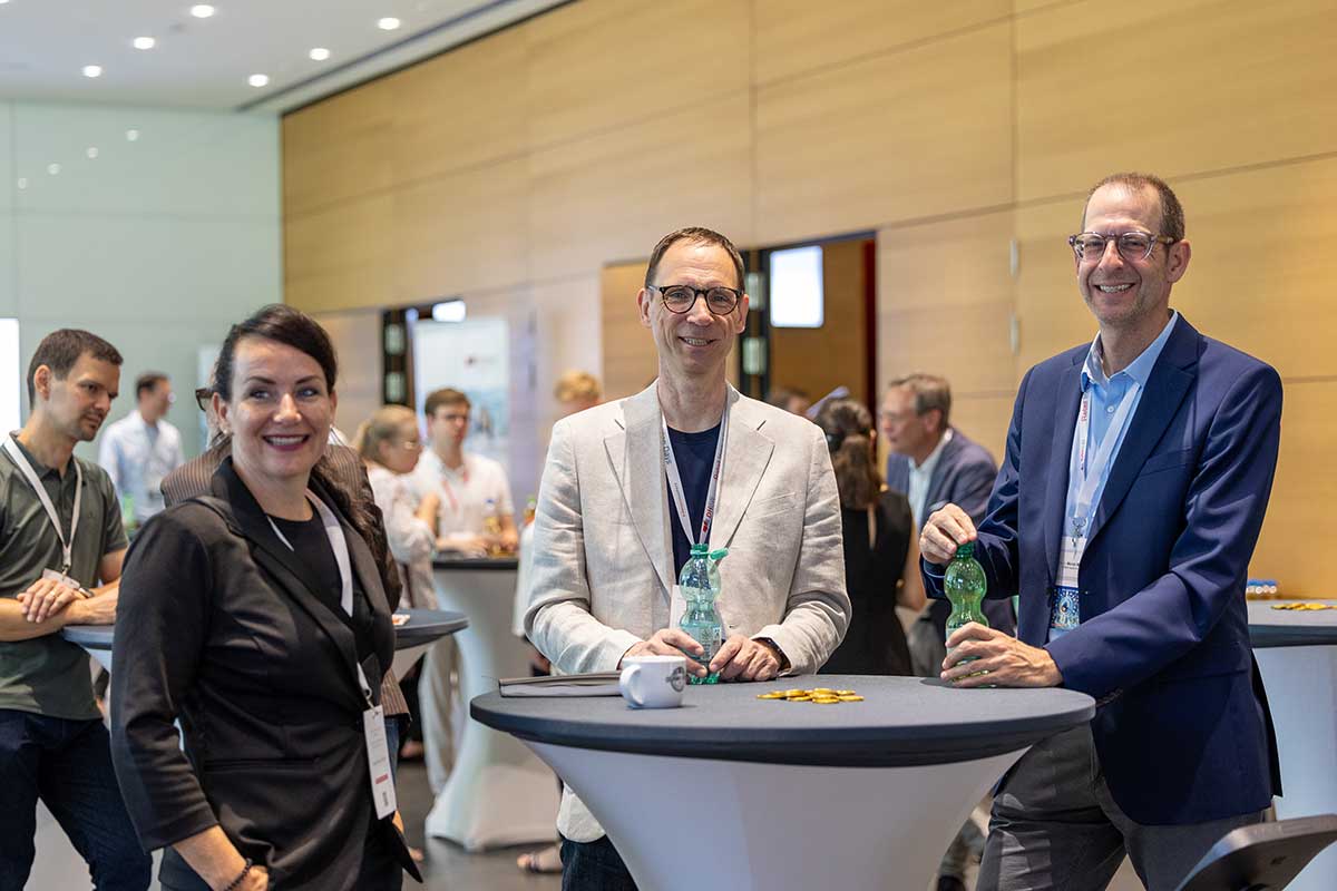 Austausch am Stehtisch in der Pause