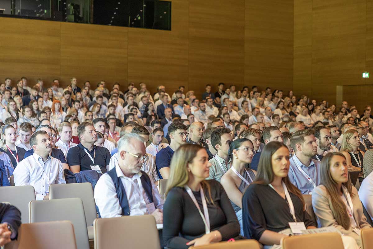 Auch bei den siebten Retail Innovation Days war die Aula am Bildungscampus der Dieter Schwarz Stiftung bis auf den letzten Platz besetzt. Dank der Sponsoren konnten 130 Studierende kostenfrei am Kongress teilnehmen. 