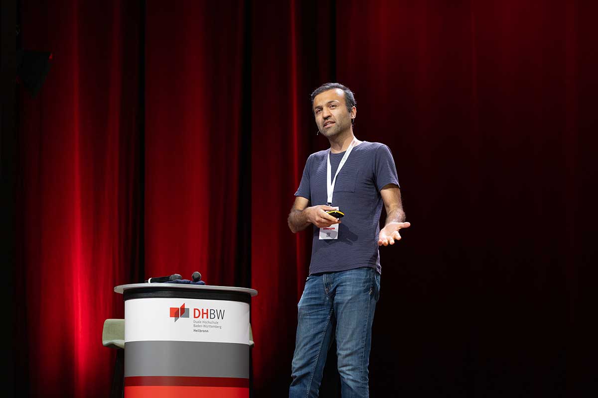 Qais Kasem, Gründer der Murmuras GmbH, ist Sieger der Innovation Challenge und erster Empfänger des Goldenen Innovations-Käthchens. Er gewann mit seinem Konzept zur Erforschung des Nutzerverhaltens beim Gebrauch von Retail Apps.