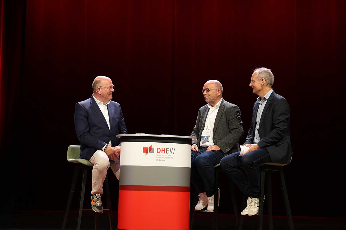 „Chef“-Händler der Republik und CEO von Intersport Deutschland, Dr. Alexander von Preen, im Gespräch mit Prof. Dr. Stephan Rüschen und Prof. Dr. Carsten Kortum (v.l.n.r.) 