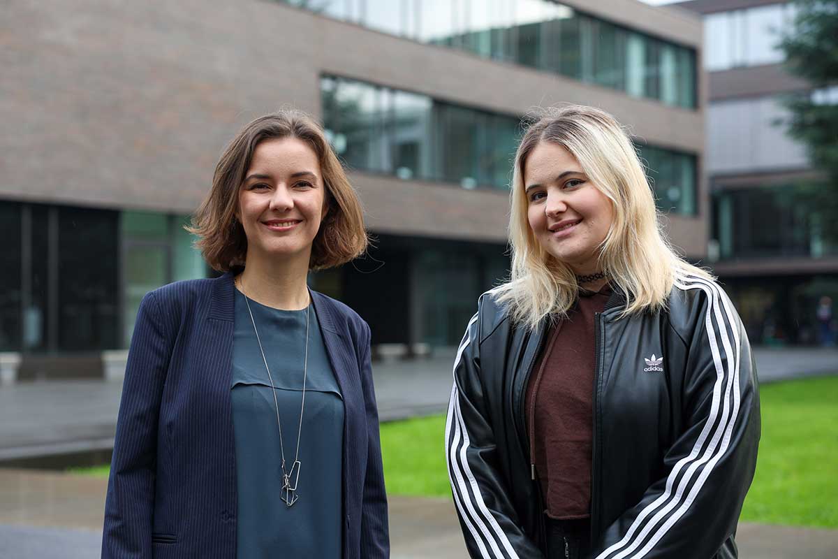 Prof. Dr. Aliona von der Trenck und Studentin Helena Landeck