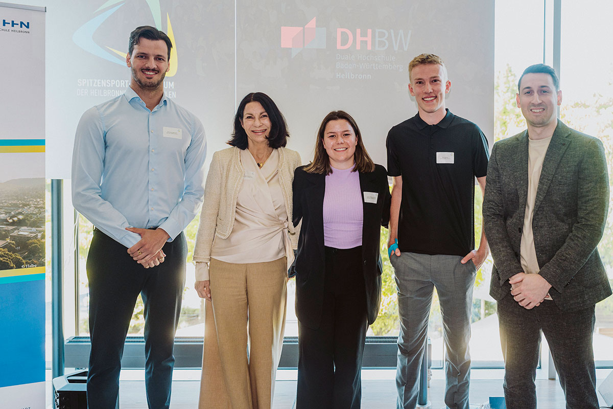 Rektorin Professorin Dr. Nicole Graf gemeinsam mit den Stipendiaten Nikolaos Adamidis, Luisa Höfling-Conradi, Ben Nöding und dem Heilbronner Spitzensportbeauftragten Jan Willner. 