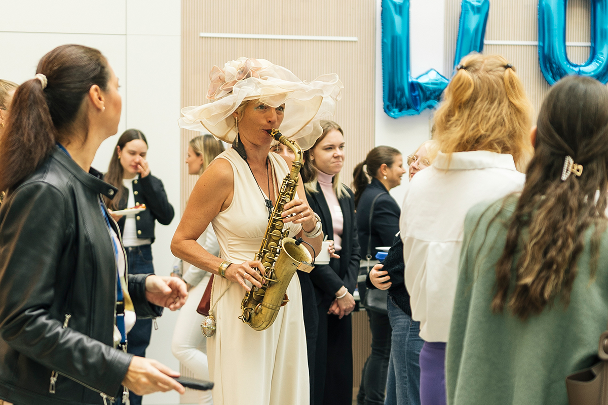 Saxophonfrau Helen Hofmann begleitete den Tag mit Chansons und Jazz. 