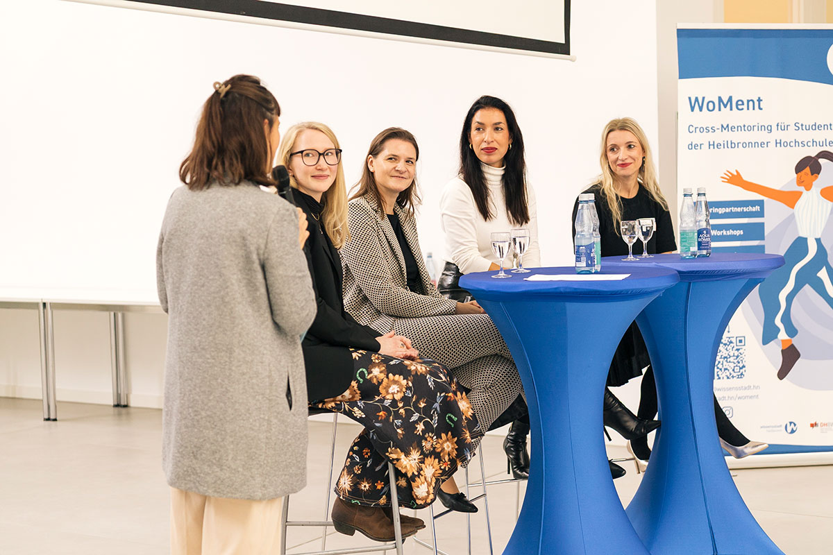 Podiumsdiskussion zu den Future Skills: v.l.n.r. Katharina Rust, Ricarda Lawrence, Julia Loza Roger, Tijen Onaran, Prof. Dr. Yvonne Zajontz 