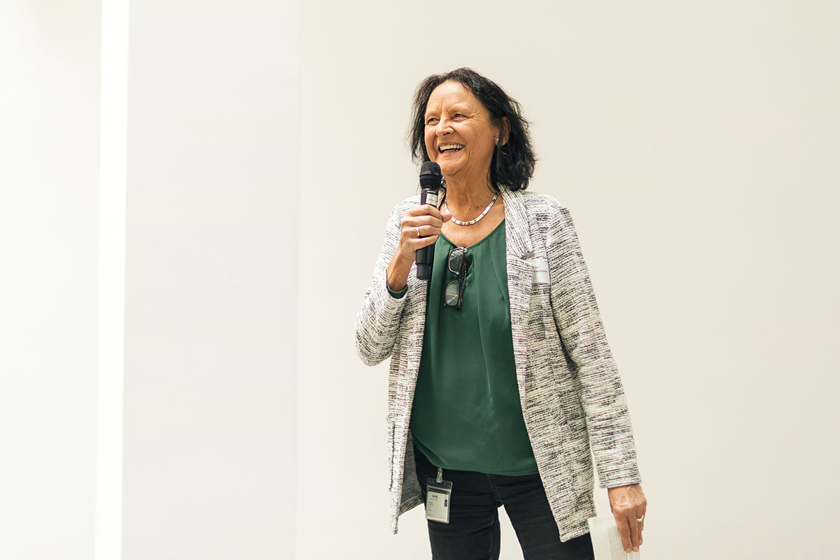 Prof. Dr. Ruth Fleuchaus, Prorektorin für Internationales und Diversität, begrüßt die Gäste zum Jubiläum des Förderprogramms WoMent. 