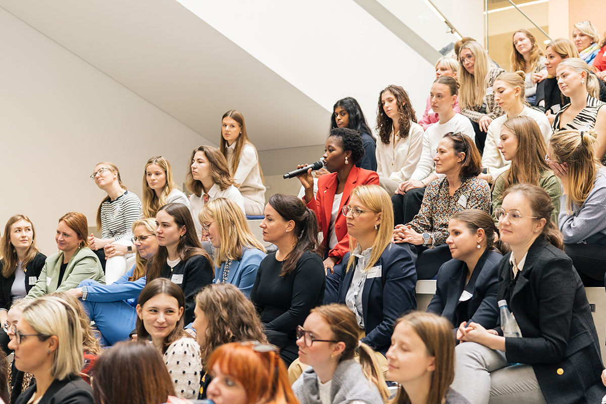 Fragen aus dem Publikum nach der besten Netzwerkstrategie beim Jobwechsel, wie viel Weiblichkeit mit Führung vereinbar ist und ob man Fähigkeiten auch verlernen darf, um Platz für Neues zu schaffen. 