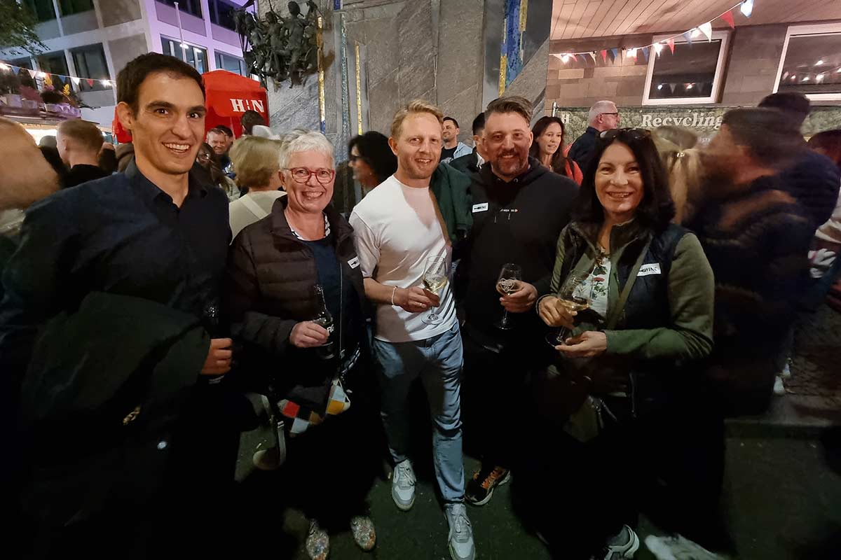 Prof. Dr. Nicole Graf mit Alumni auf dem Weindorf in Heilbronn