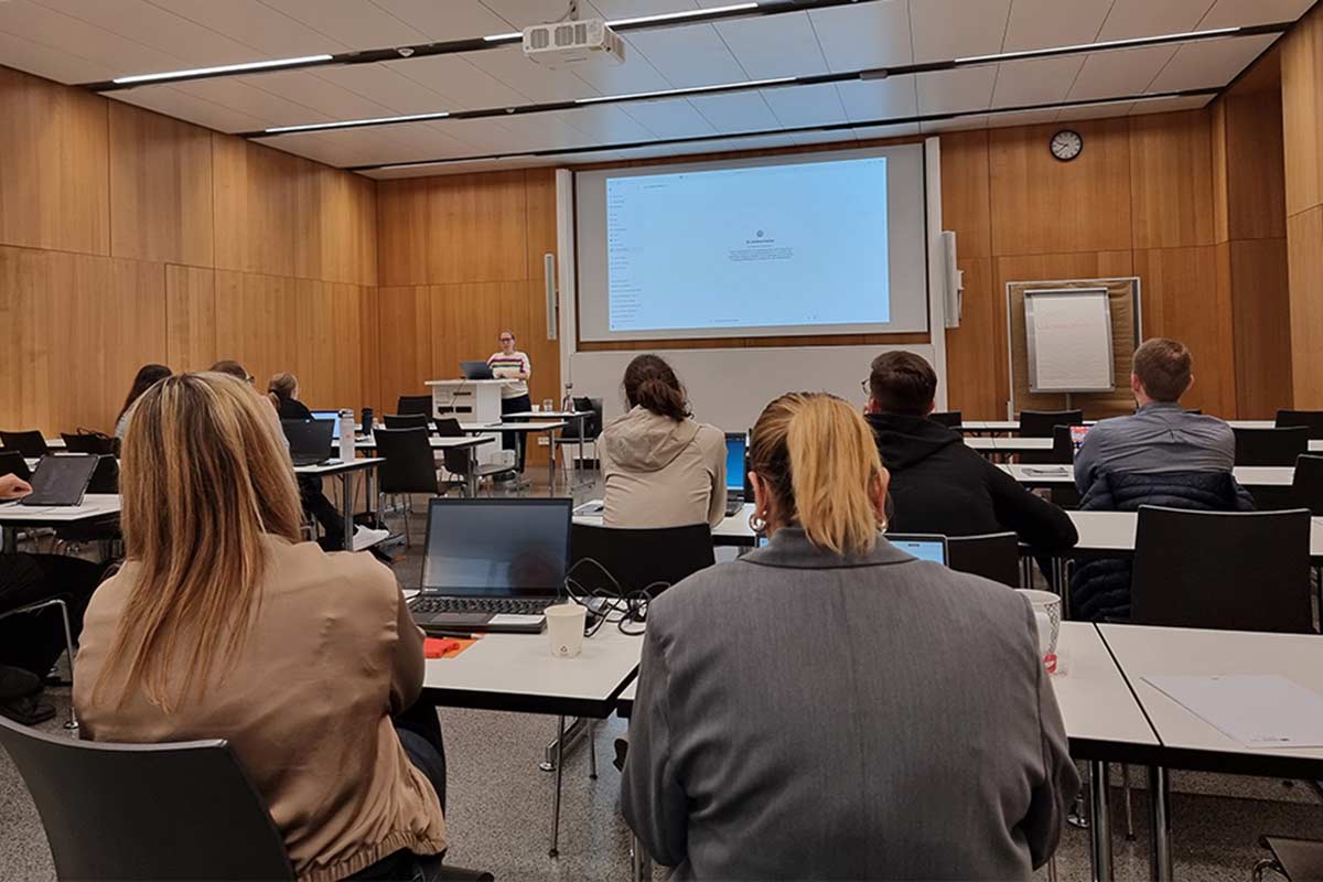 Alumni-Workshop zum Thema KI und prompten