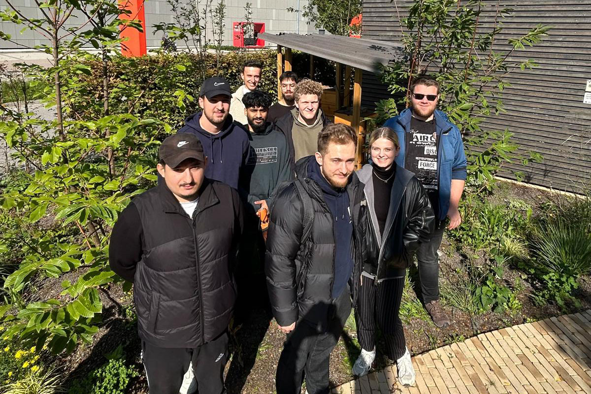 Datenerhebungen, Analysen und Dashboards: Eine Gruppe von acht Wirtschaftsinformatik-Studierenden hat eine praktische Anwendung für die Bienenstöcke programmiert. 