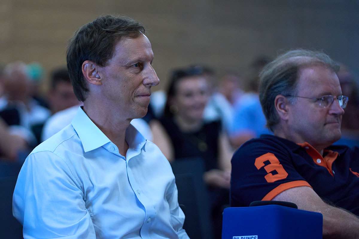 Studiengangsleiter Prof. Dr. Dirk Schwarzer und Gründer des Sportmanagement Cups Deutschland Prof. Dr. Thomas Bezold von der Reinhold-Würth Hochschule Künzelsau (im Publikum sitzend) feierten in diesem Jahr das 20-jährige Jubiläum. 