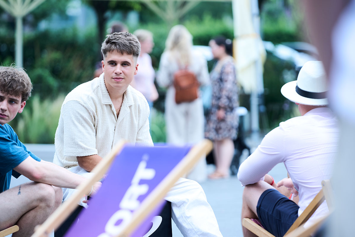 Entspannte Atmosphäre am Campus - auch Dank der Organisator*innen  Jonas Neuberg, Maximilian Geisler, Nico Zartmann, Amelie Yarkin, Jan-Luca Drefs, Nina Brenneis, Lena Hoppe, Josefine Holtmann, Connor Pfeffer, Lennard Hofmann des Sportmanagement Kurses. 