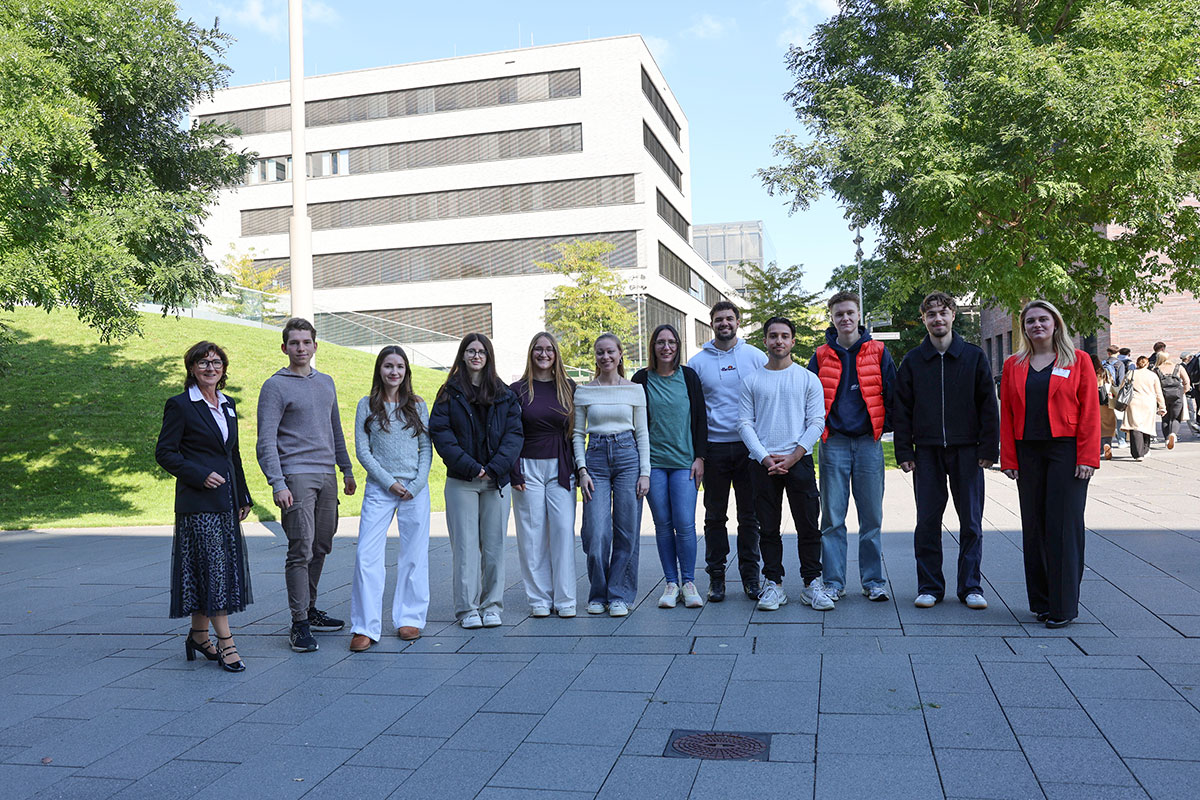Der erste Kurs Personalisierte Ernährung mit ihrer Studiengangleiterin Prof. Dr. Katja Lotz und der Studiengangssekretärin Kaltrina Mejzinolli.