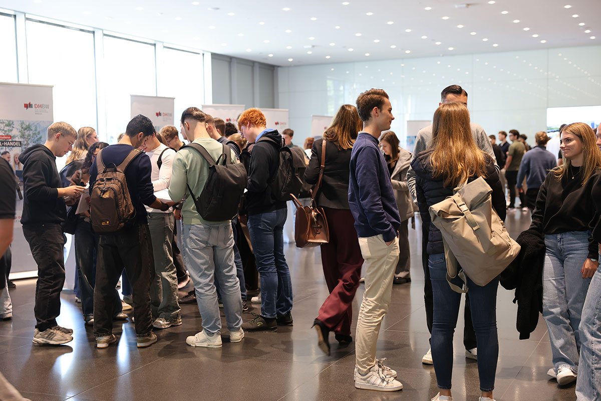 Erstsemestertaschen gab es nach der Veranstaltung im Foyer. 