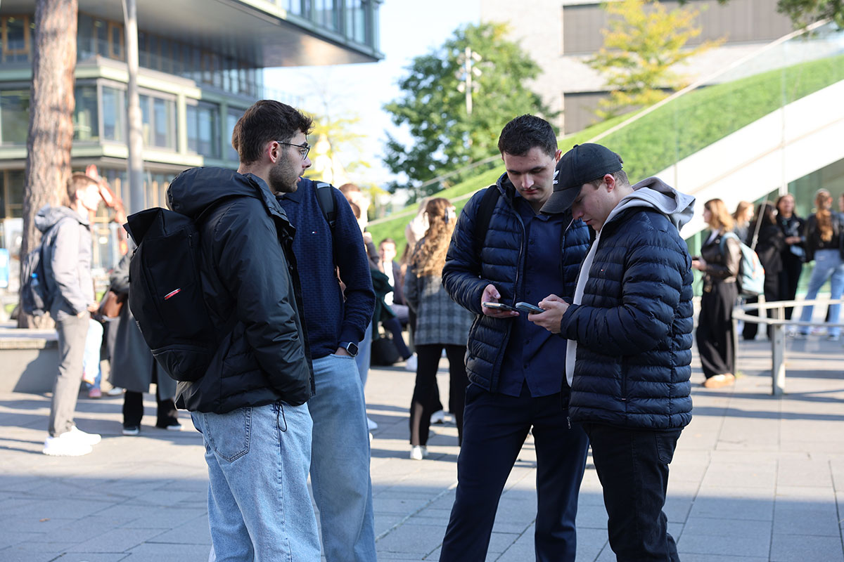 Online und in Person werden erste Kontakte vor der Aula geknüpft. 
