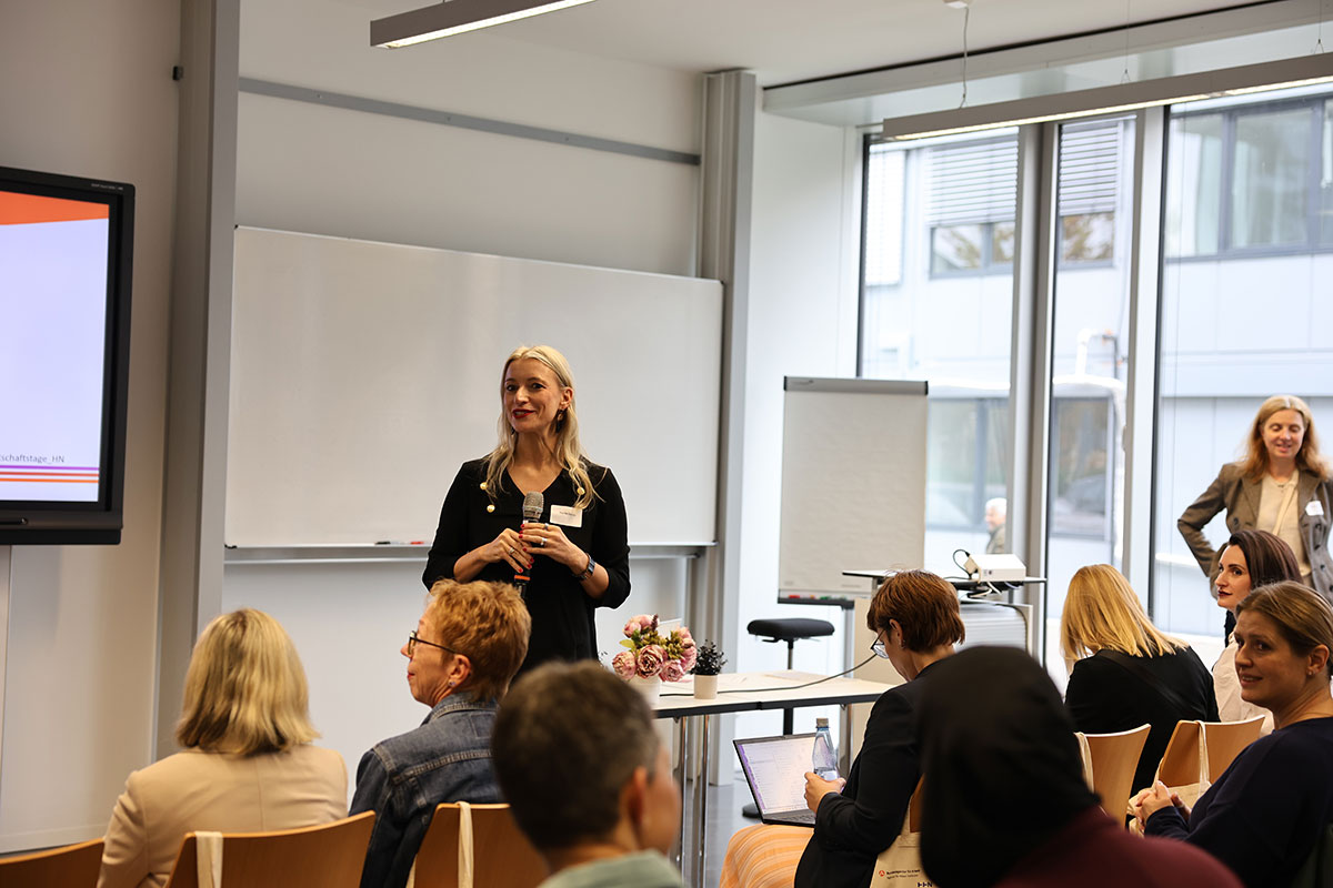 Prof.in Dr. in Yvonne Zajontz begrüßt die über 100 Teilnehmerinnen in den Räumen der DHBW Heilbronn.  Professorin Doktor Yvonne Zajontz begrüßt die über 100 Teilnehmerinnen in den Räumen der DHBW Heilbronn.
