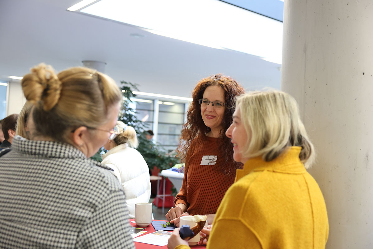 Reger Austausch und Gespräche in den Pausen. Reger Austausch und Gespräche in den Pausen.
