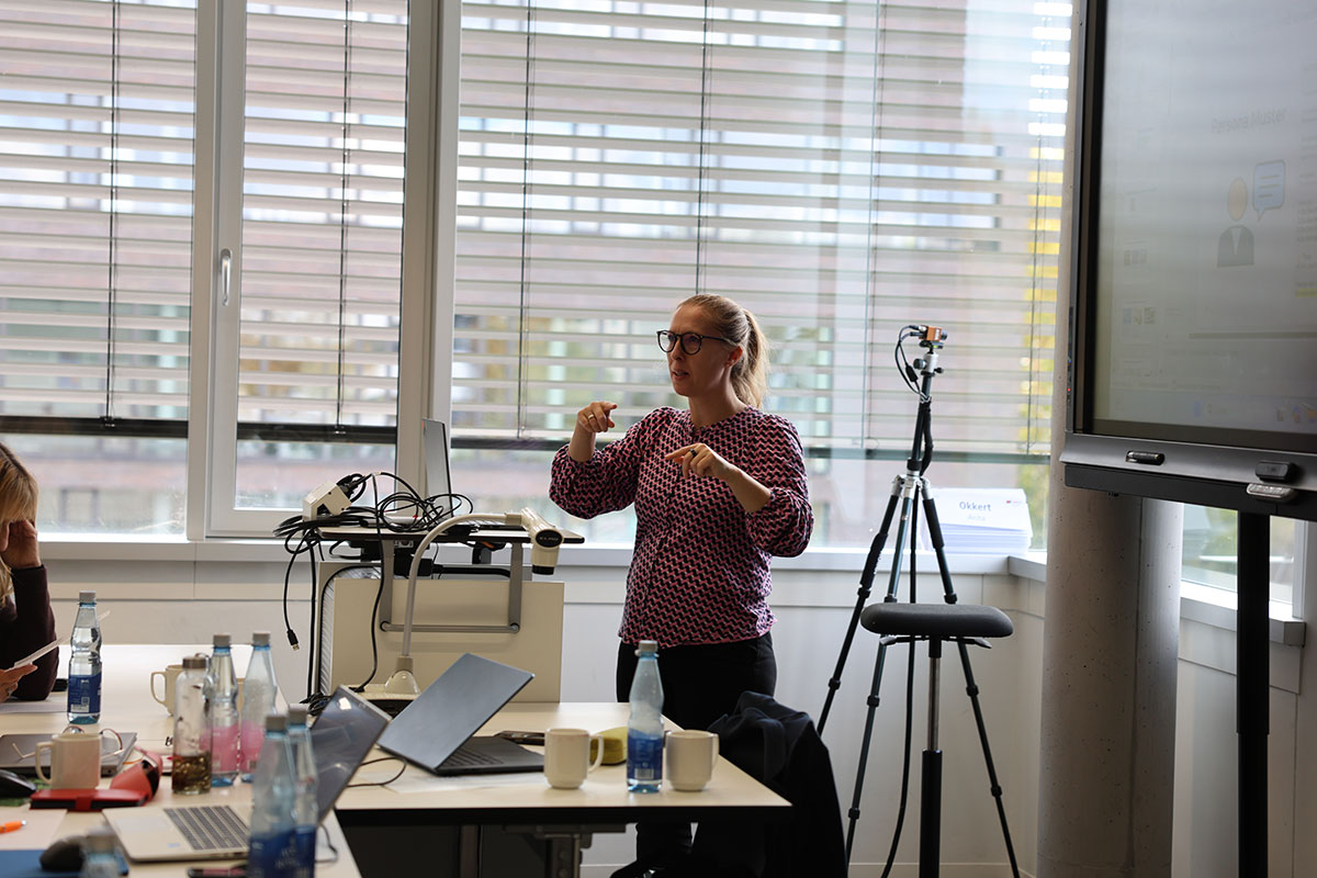 Clever prompten für die berufliche Weiterentwicklung– Workshop mit der KI-Expertin Anamaria Cristescu vom Fraunhofer Institut  Clever prompten für die berufliche Weiterentwicklung– Workshop mit der KI-Expertin Anamaria Cristescu vom Fraunhofer Institut