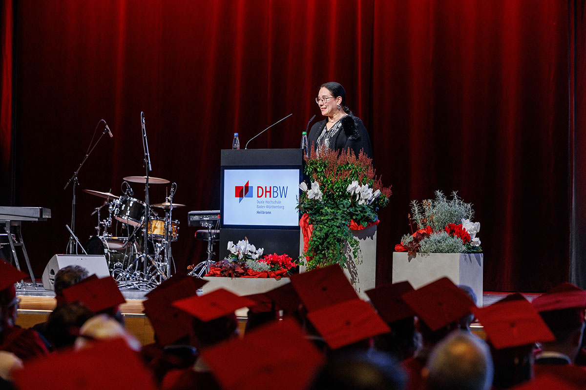 Kirsten Hirschmann, Präsidentin der IHK Heilbronn-Franken, verabschiedete mit ihrem Grußwort die Absolvent*innen der Studiengänge BWL-Wirtschaftsinformatik und BWL-Handel in das Berufsleben. 