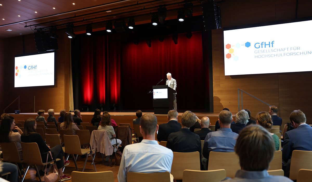 Grußworte vom Vorstandsvorsitzenden der Gesellschaft für Hochschulforschung Prof. Dr. Michael Hölscher 