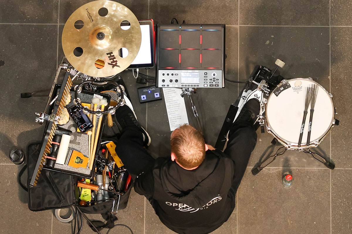 Von oben fotografiert: Die Drums als Begleitung zur Musik. 