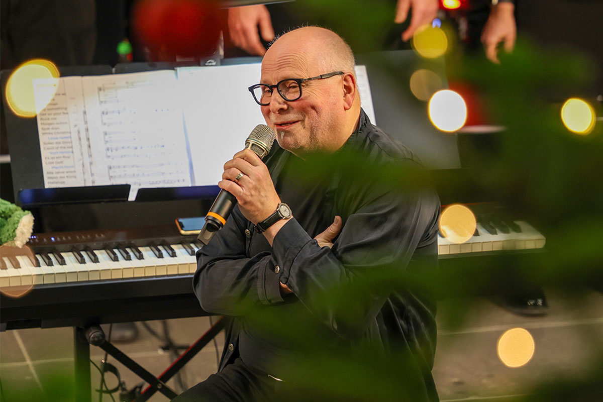 Chorleiter Uli Dachtler begrüßte die Gäste mit seiner charmant-witzigen Art.