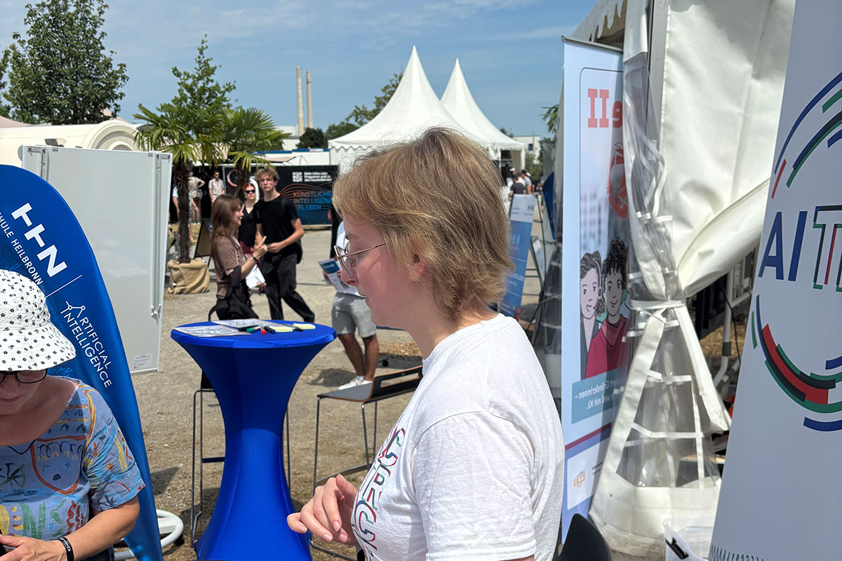In der Beratung: Tessa Steinigke und die Kolleginnen Regina Martschiske und Gabriella Lambrecht. 