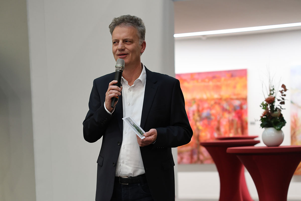 Prorektor Prof. Dr. Tomás Bayón begrüßt die Gäste zur 29.Vernissage an der DHBW Heilbronn.  Prorektor Prof. Dr. Tomás Bayón begrüßt die Gäste zur 29.Vernissage an der DHBW Heilbronn.