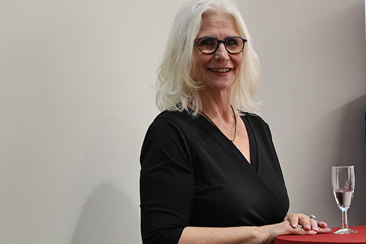 Die Künstlerin Frieda Wionzek bei der Ausstellungseröffnung.  Die Künstlerin Frieda Wionzek bei der Ausstellungseröffnung.