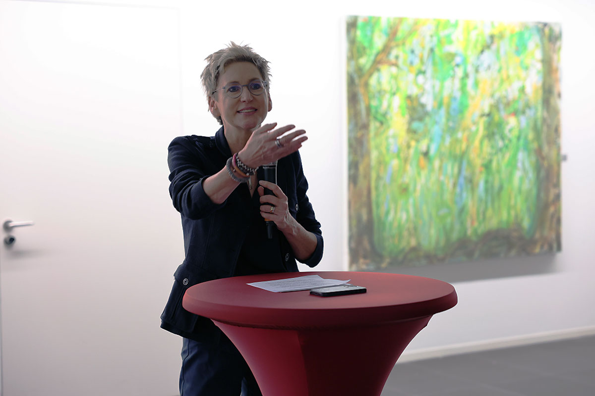 Kunsthistorikerin und Museumsleiterin Natalie Scheerle-Walz hält die Laudatio und fordert zum Dialog mit der Kunst auf. Kunsthistorikerin und Museumsleiterin Natalie Scheerle-Walz hält die Laudatio und fordert zum Dialog mit der Kunst auf.