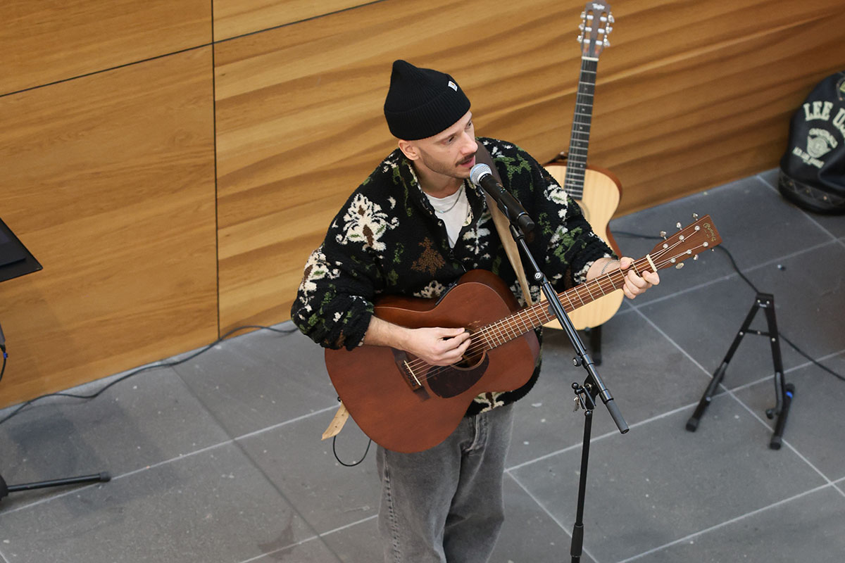 Von Reinhard Mey bis AnnenMayKantereit: Philipp Lumpp aus Heilbronn begleitet die Vernissage mit markanter Stimme und Gitarre. Von Reinhard Mey bis AnnenMayKantereit: Philipp Lumpp aus Heilbronn begleitet die Vernissage mit markanter Stimme und Gitarre.